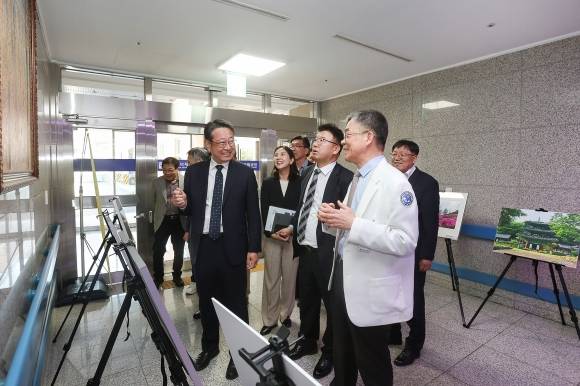 광양경자청 임직원들이 업무협약 기관인 광주 호남권역재활병원에서 열리고 있는 ‘제10회 어울림展’을 찾아 전시 작품을 관람하고 있다.