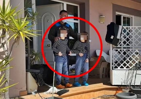 4월 28일(현지시간) 스페인 북부 오비에도의 한 빌라에서 코로나19 펜데믹 때부터 3년 넘게 집에 감금돼 있던 독일인 부부의 세 자녀가 구출되고 있다. 2025.5.2 스페인 경찰 자료