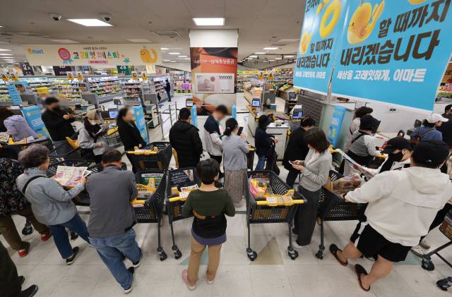 징검다리 연휴 첫날인 1일 서울 이마트 은평점을 찾은 시민들이 개장 시간을 기다리고 있다. 연합뉴스