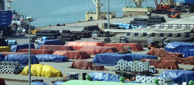 4월 1일 경기 평택항 철강전용부두에 수출용 철강 제품들이 쌓여있다. 평택=오승현 기자