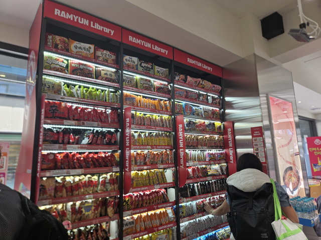 서울 중구 명동 CU 편의점에 외국인 관광객에게 인기 많은 라면이 진열되어 있다. 박민주 기자