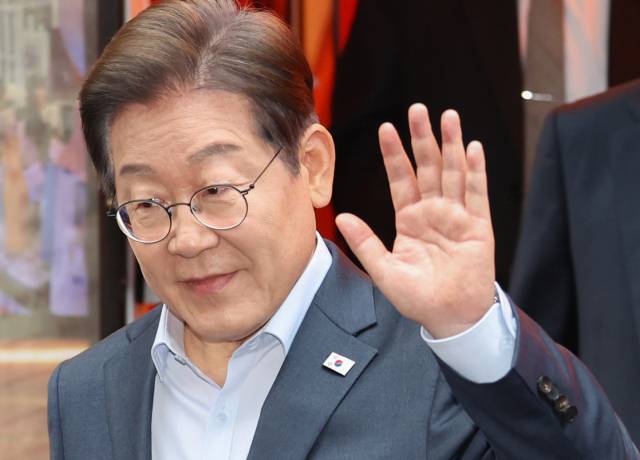 이재명 더불어민주당 대선 후보가 1일 서울 종로구의 한 포차 식당에서 ‘당신의 하루를 만드는, 보이지 않는 영웅들’이라는 주제로 열린 배달라이더·택배기사 등 비(非)전형 노동자들과의 간담회를 마친 뒤 나서며 손인사를 하고 있다. 조태형 기자