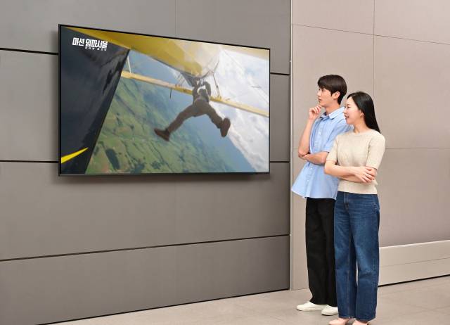 삼성전자 모델들이 2025년형 QLED TV로 영화 ‘미션 임파서블: 파이널 레코닝’ 예고편을 보고 있다. 삼성전자는 TV 신제품의 높은 명암비와 생생한 화질을 강조하기 위해 전국 삼성스토어 매장에서 예고편을 상영한다고 2일 밝혔다. 사진제공=삼성전자