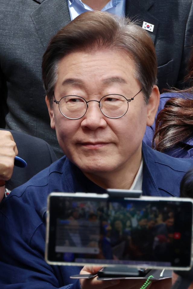 더불어민주당 이재명 대선 후보가 '골목골목 경청투어' 접경지역 방문 이틀째인 2일 강원도 화천군 중앙로 거리에서 지지자과 인사를 나누고 있다.연합뉴스