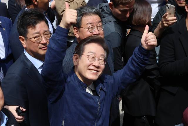 이재명 더불어민주당 대선 후보가 ‘골목골목 경청 투어’ 접경 지역 방문 이틀째인 2일 강원도 화천군 중앙로 거리에서 지지자들을 향해 엄지손가락을 치켜들며 인사하고 있다. 연합뉴스