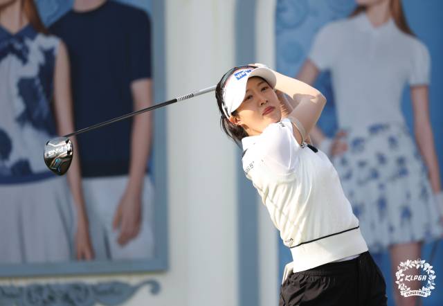 14번 홀 티샷하는 유효주. 사진 제공=KLPGA