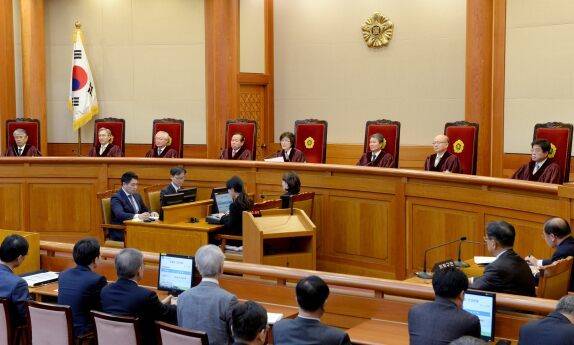 이정미 헌법재판소 소장 권한대행이 2017년 3월 10일 서울 종로구 헌법재판소 대심판정에서 열린 박근혜 대통령 탄핵심판을 선고하고 있다. 사진공동취재단