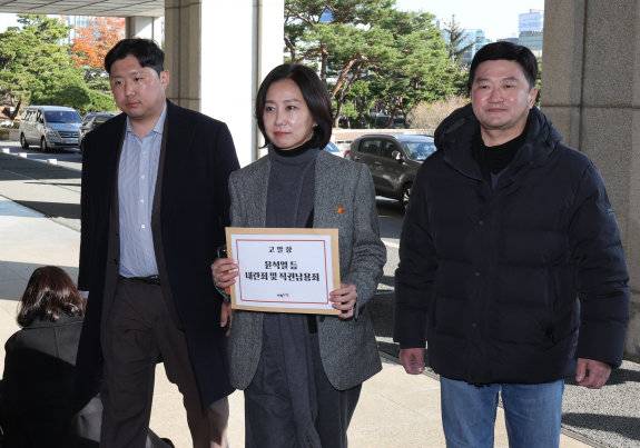허은아 개혁신당 대표(가운데)와 전성균(왼쪽), 조대원 최고위원이 2024년 12월 4일 윤석열 대통령 등에 대한 내란죄 및 직권남용죄 고발장을 제출하기 위해 서울 서초구 서초동 서울중앙지방검찰청으로 들어가고 있다. 동아DB