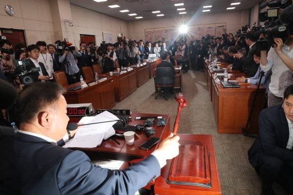 2019년 4월 29일 서울 여의도 국회 문화체육관광부 회의장에서 열린 사법개혁특별위원회에서 이상민 위원장이 의사봉을 두드리며 고위공직자범죄수사처(공수처) 검경수사권조정안 패트스트랙 지정을 통과시키고 있다. 패스트트랙 사태로 인해 여야 의원들의 고소·고발이 이어졌다. 동아DB