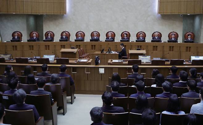 조희대 대법원장을 비롯한 대법관들이 5 월1 일 이재명 더불어민주당 대선후보의 공직선거법 사건 선고를 위해 대법원 대법정에 입장해 자리에 앉아 있다. ⓒ사진공동취재단