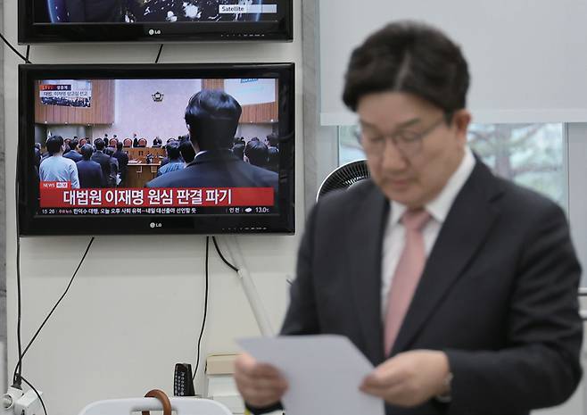 권성동 국민의힘 원내대표가 5월1일 서울 여의도 국회에서 이재명 더불어민주당 대선후보의 공직선거법 위반 혐의 사건에 관한 대법원 상고심 선고 후 브리핑하기 위해 밖으로 나오고 있다. ⓒ연합뉴스