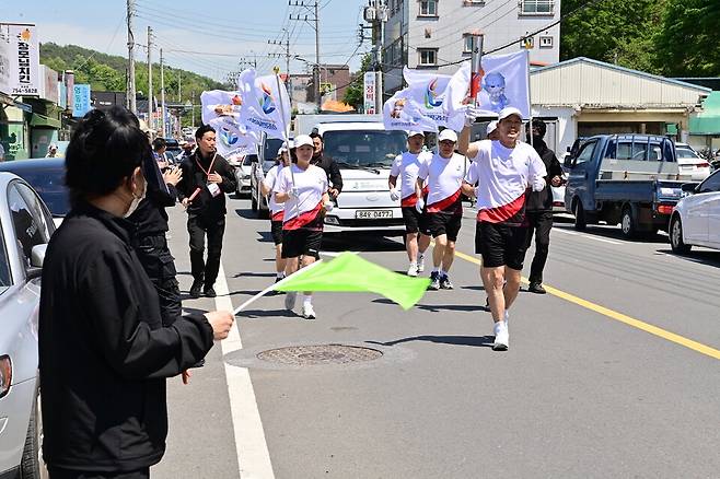 2일 오후 7시 진주종합경기장에서 경상남도 최대의 스포츠 축제인 '제64회 경상남도민체육대회'의 개회식을 앞두고 성화봉송 주자가 성화를 들고 다음 주자를 향해 힘차게 달리고 있다. ⓒ진주시