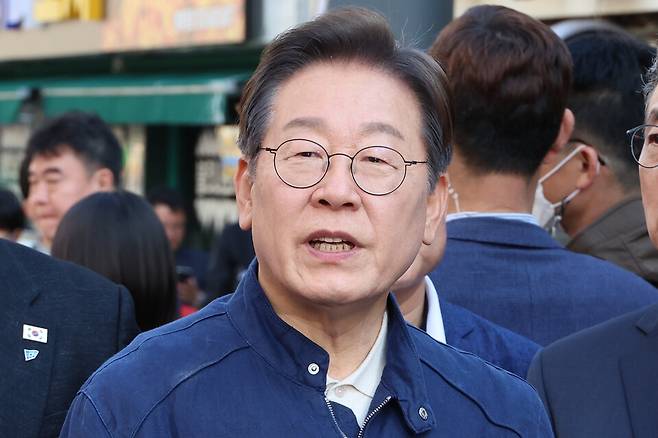 이재명 더불어민주당 대선 후보가 '골목골목 경청투어' 접경지역 방문 이틀째인 5월2일 강원도 인제군 원통전통시장에서 주민들을 만난 뒤 취재진의 질문에 답하고 있다. ⓒ 연합뉴스