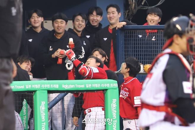 SSG 최정이 2일 잠실 LG전에서 홈런을 때린 뒤 더그아웃에서 동료들과 기뻐하고 있다. SSG랜더스 제공