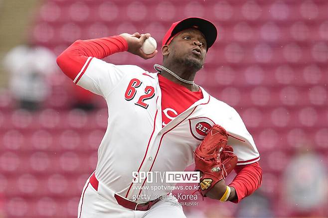 ▲ 2일(한국시간) 미국 오하이오주 신시내티 그레이트 아메리칸 볼 파크에서 열린 2025 메이저리그 세인트루이스 카디널스와 경기에 등판한 루이스 메이. 최고 구속 101.3마일에 이르는 강속구로 1이닝을 퍼펙트로 막아 냈다.