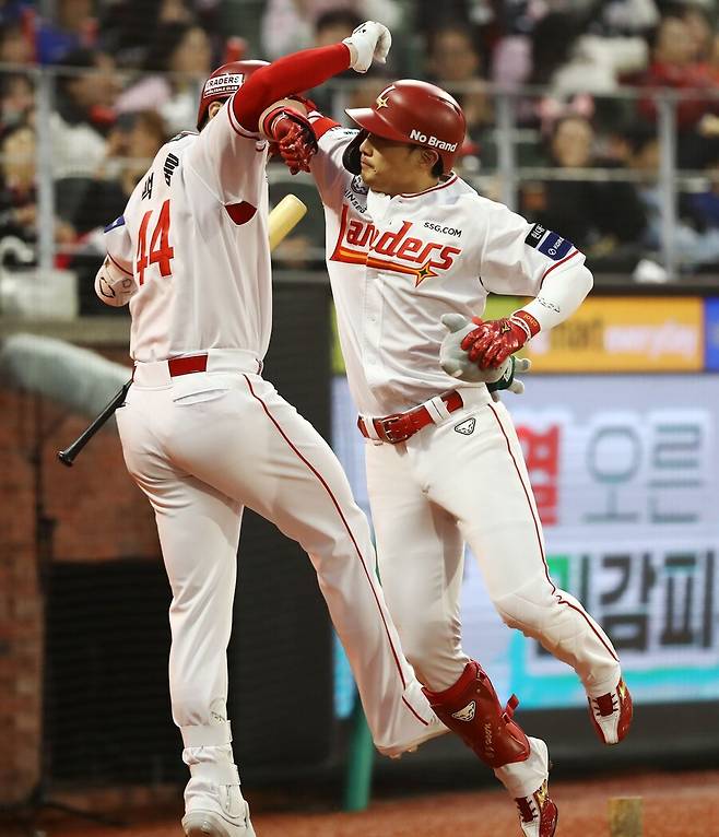 ▲ 1일 인천 삼성전에서 역전 투런포를 치며 팀을 위기에서 구해내는 등 공수 모두에서 만점 활약을 펼친 최지훈 ⓒSSG랜더스