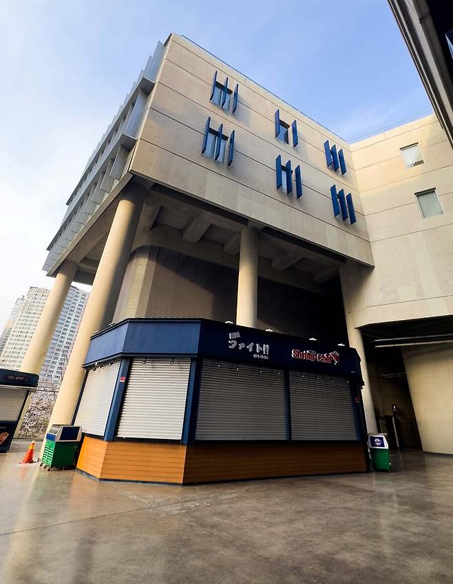 ▲ 3월 29일 창원NC파크에서는 구조물이 낙하해 팬들이 크게 다치는 사건이 발생했고, 머리에 중상을 입은 한 팬은 결국 31일 유명을 달리했다. ⓒ연합뉴스