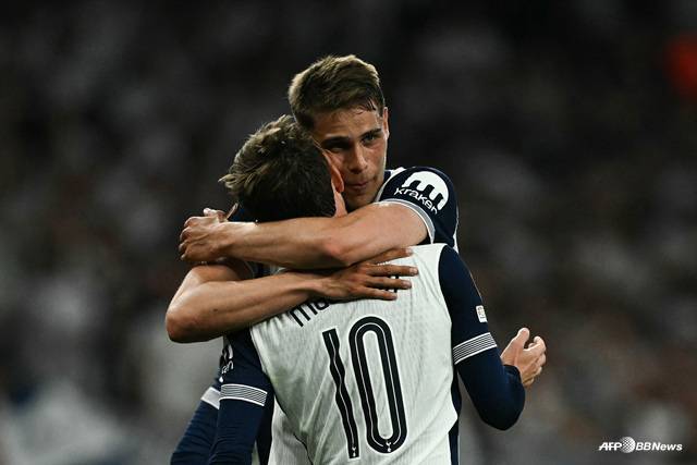 제임스 매디슨(등번호 10번)의 골 세리머니. /AFPBBNews=뉴스1