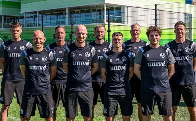 로번의 모습(왼쪽에서 2번째). /사진=흐로닝언 공식 홈페이지