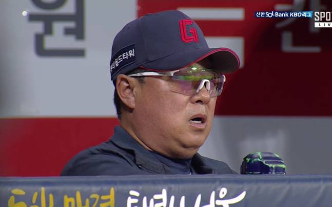 롯데 김태형 감독이 1일 고척 키움전에서 4회 황성빈의 내야안타 후 입을 떡 벌리며 박수를 치고 있다. /사진=SPOTV 중계화면 갈무리