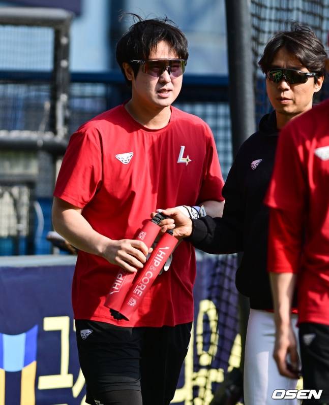 훈련에 나서는 최정.