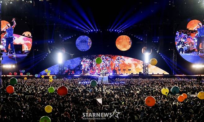 [고양=뉴시스] 세계적인 브릿팝 밴드 '콜드플레이(Coldplay)'가 16일 오후 경기 고양 고양종합운동장에서 두 번째 내한공연 '라이브 네이션 프레젠츠 콜드플레이 : 뮤직 오브 더 스피어스 딜리버드 바이 디에이치엘(LIVE NATION PRESENTS COLDPLAY : MUSIC OF THE SPHERES DELIVERED BY DHL)'을 펼치고 있다. 당일 5만명이 운집했다.   그간 고양종합운동장에서 콘서트를 연 스타들의 콘서트 수용인원은 3만명 안팎이었는데, 콜드플레이의 국내 인기를 새삼 실감케 했다. 콜드플레이는 18·19·22·24·25일에도 같은 무대에 오른다. 총 여섯 차례 공연으로 30만명을 모을 것으로 예상된다. 역대 내한공연 중 최대 규모로 최다 회차, 최다 관객 기록이다. (사진 = 라이브 네이션 코리아 제공) 2025.04.17. photo@newsis.com.  *재판매 및 DB 금지 /사진=이재훈