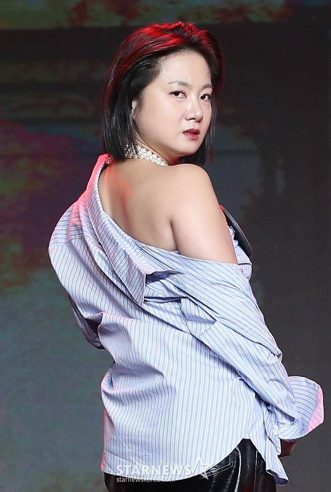 (서울=뉴스1) 권현진 기자 = 방송인 박나래가 14일 서울 중구 브이스페이스에서 열린 넷플릭스 예능 '코미디 리벤지' 제작발표회에서 포즈를 취하고 있다. '코미디 리벤지'는 지난해 '코미디 로얄'에서 승리한 이경규 팀이 우승 혜택이었던 넷플릭스 단독쇼 대신 새롭게 판을 벌인 코미디 컴피티션이다. 2024.10.14/뉴스1 Copyright (C) 뉴스1. All rights reserved. 무단 전재 및 재배포, AI학습 이용 금지. /사진=(서울=뉴스1) 권현진 기자