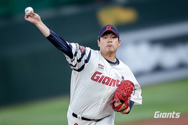 롯데 나균안이 2일 사직 NC전에서 역투하고 있다. /사진=롯데 자이언츠 제공