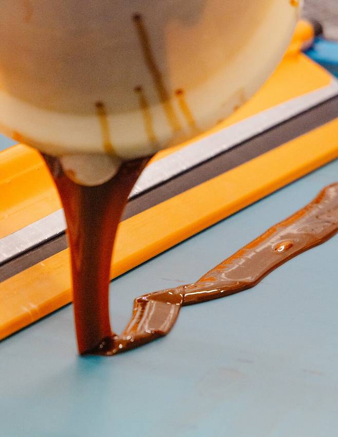 전통적인 실크 디자인 기법 중 하나인 프레임 페인팅은 레이어를 쌓아가며 하나의 그림을 완성시킨다