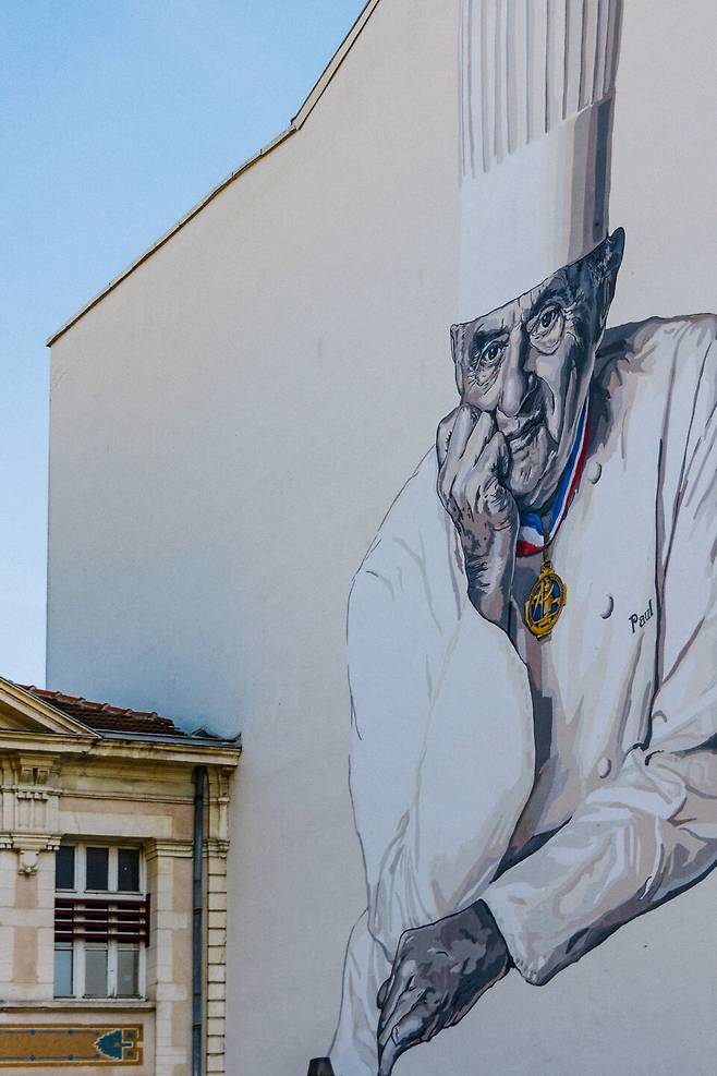 시장 맞은편 건물에는 폴 보퀴즈(Paul Bocuse, 1926~2018년)의 벽화가 그려져 있다