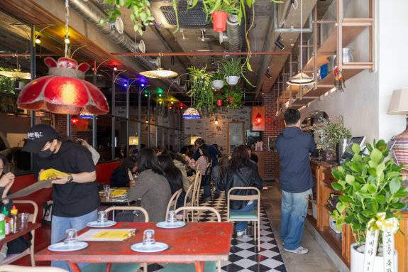 효뜨는 원래 있던 자리에서 약 300m 떨어진 뷰티 기업 ‘아모레퍼시픽’ 본사 사옥 근처로 이전했다. [티티티 제공]