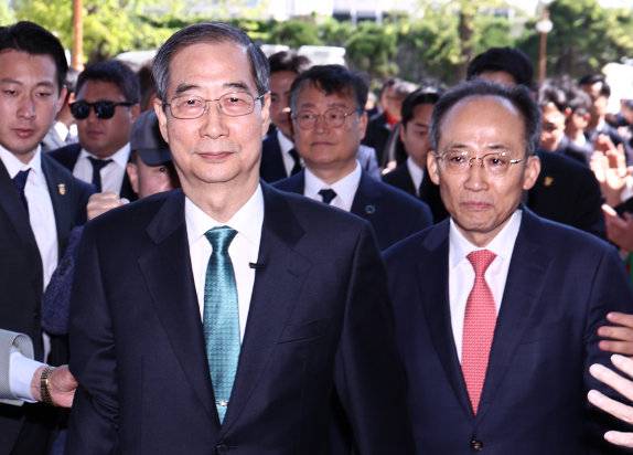 한덕수 전 국무총리가 2일 오전 서울 여의도 국회에 도착해 추경호 국민의힘 의원과 함께 이동하고 있다. 뉴스1