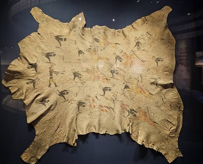 동물 가죽에 리틀 빅혼 전투를 그린 원주민 역사책이 워싱턴 인디언박물관에 전시돼 있다. / 손호철 제공