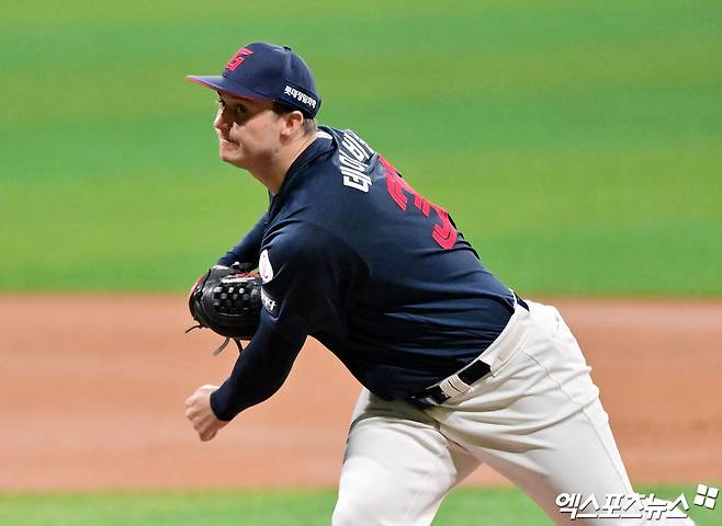 롯데 자이언츠 외국인 투수 터커 데이비슨이 1일 서울 고척스카이돔에서 열린 2025 신한 SOL Bank KBO리그 키움 히어로즈와의 팀 간 6차전에 선발등판, 7이닝 무실점 호투로 팀 3연승을 견인했다. 사진 김한준 기자