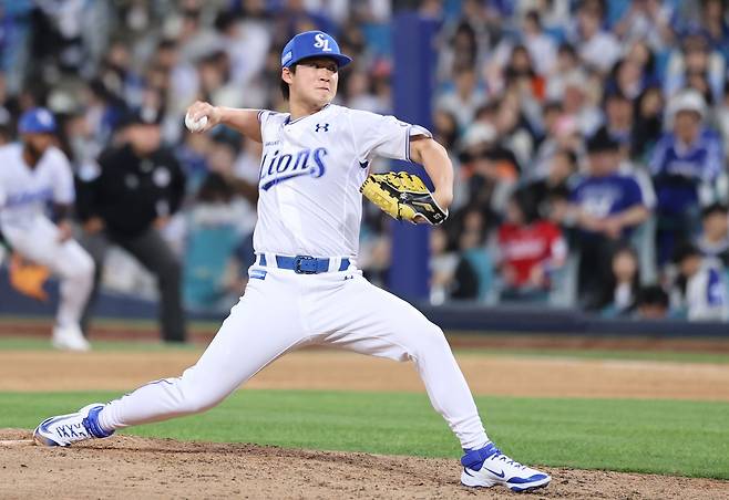 삼성 라이온즈 이호성이 2일 대구 두산 베어스전에 구원 등판해 투구하고 있다. 삼성 라이온즈