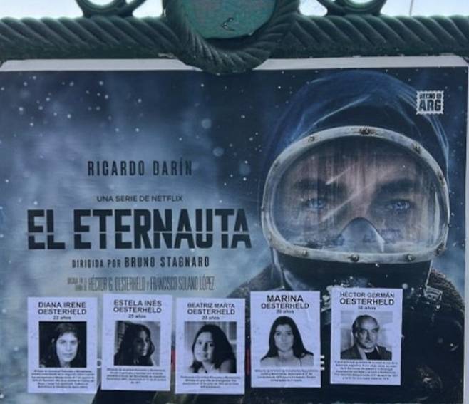 에테르나우타 시리즈 길가 포스터 (부에노스아이레스=연합뉴스) 김선정 통신원 = 아르헨티나의 수도 부에노스아이레스의 길가 광고판에 넷플릭스 시리즈 '영원한 항해자 에테르나우타'의 포스터가 붙어있다. 해당 포스터에는 1970년대 군사독재 정권 때 실종된 이 시리즈의 원작자인 엑토르 헤르만 오스터헬드 작가와 그의 4명의 딸의 사진이 붙어 있다. 그들은 1976∼1977년 사이에 순차적으로 실종되었으며, 군사 독재 정부에 의해 살해된 것으로 추정되고 있다. 2025.5.2
