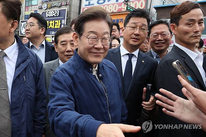 파기환송 판결 이후 '경청 투어' 시작한 이재명 후보 (포천=연합뉴스) 김주성 기자 = 대법원이 더불어민주당 이재명 대선 후보의 공직선거법 위반 사건에 대해 유죄 취지로 파기환송 판결을 한 1일 이 후보가 전국 각지에서 민심을 듣는 '골목골목 경청투어'을 시작하며 경기도 포천 중앙로에서 시민들과 악수하고 있다. 2025.5.1 utzza@yna.co.kr