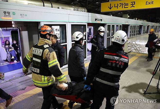 경의중앙선 지하철 정전 사고 발생 (서울=연합뉴스) 윤동진 기자 = 지난해 12월 5일 지하철 경의중앙선 열차가 정전이 나 멈추는 사고가 발생했다. 
[연합뉴스 자료사진] 2025.5.2.