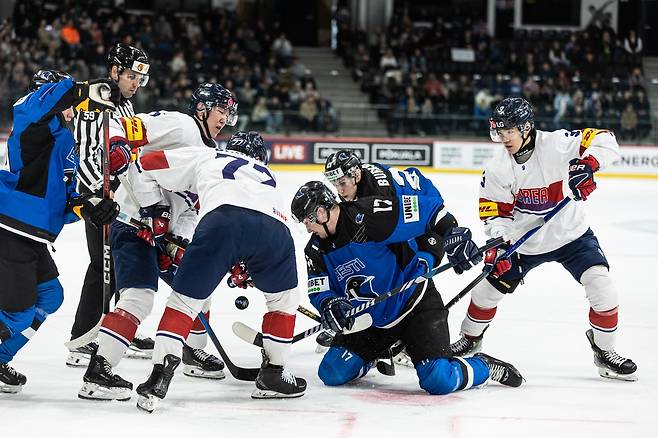 치열하게 퍽을 다투는 한국과 에스토니아 [국제아이스하키연맹(IIHF) 제공. 재판매 및 DB 금지]