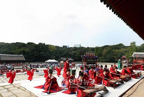 가을 고궁에서 만나는 종묘제례악 (서울=연합뉴스) 진성철 기자 = 16일 서울 종묘 정전에서 문화체육관광부 주최로 열린 '종묘제례악 고궁 공연'에서 국립국악원 연주자들이 연주하고 있다. 2009.10.16 zjin@yna.co.kr