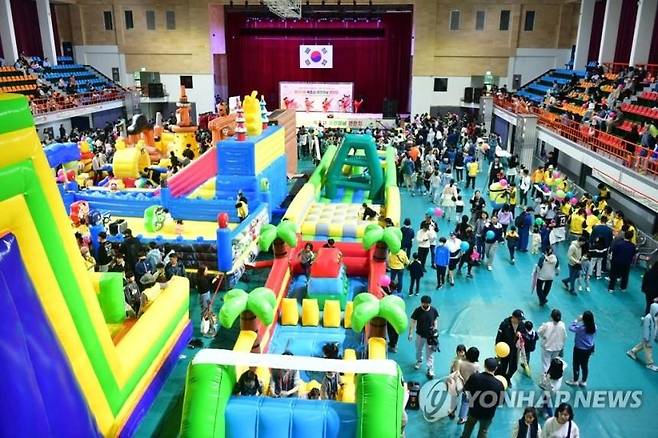 '오늘은 어린이날, 우리들 세상' [연합뉴스 자료사진]