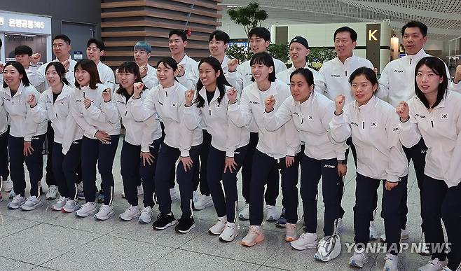 파이팅 외치는 배드민턴 국가대표팀 (영종도=연합뉴스) 서명곤 기자 = 24일 인천국제공항 2터미널에서 배드민턴 국가대표팀 박주봉 감독과 선수들이 세계혼합단체선수권대회(수디르만컵) 출전을 위해 출국에 앞서 기념촬영을 하고 있다. 2025.4.24 seephoto@yna.co.kr