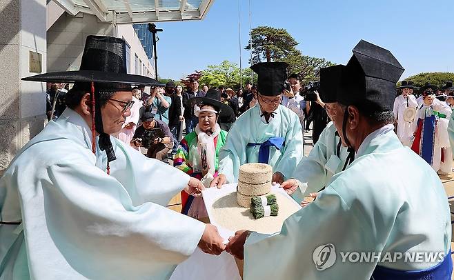 신주미 건네는 김홍규 강릉시장 (강릉=연합뉴스) 유형재 기자 = 유네스코 인류무형문화유산이자 국가무형문화재인 강릉단오제의 시작을 알리는 신주미 봉정 행사가 2일 강릉시청에서 열리고 있다. 김홍규(사진 왼쪽) 강릉시장이 제례 보유자들에게 신주미를 건네고 있다.
    2025 강릉단오제는 '스무 살, 단오'를 주제로 유네스코 인류무형문화유산 선정 20주년을 기념해 강릉시 남대천 행사장에서 진행된다. 2025.5.2 yoo21@yna.co.kr