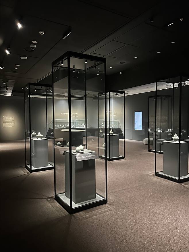 '명품' 고려 상형 청자      (경주=연합뉴스) 김예나 기자 = 2일 국립경주박물관에서 열린 특별전 '푸른 세상을 빚다, 고려 상형 청자'에서 다양한 상형 청자가 전시돼 있다. 2025.5.2
    yes@yna.co.kr