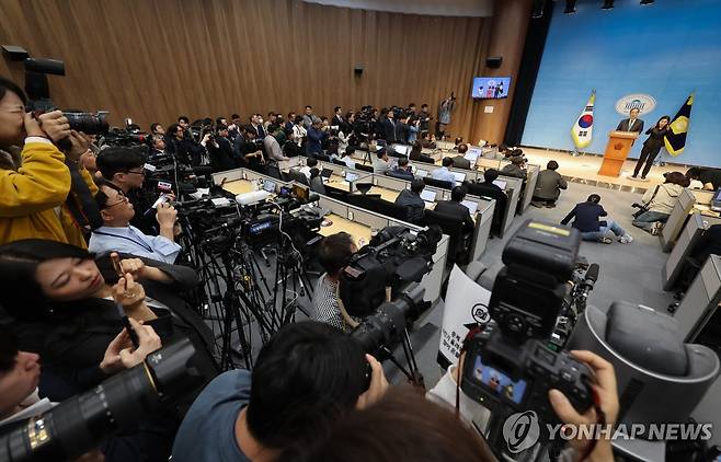 한덕수, 국회서 대선 출마 선언 (서울=연합뉴스) 이진욱 기자 = 한덕수 전 국무총리가 2일 서울 여의도 국회 소통관에서 대통령 선거 출마를 선언하고 있다. 2025.5.2 cityboy@yna.co.kr