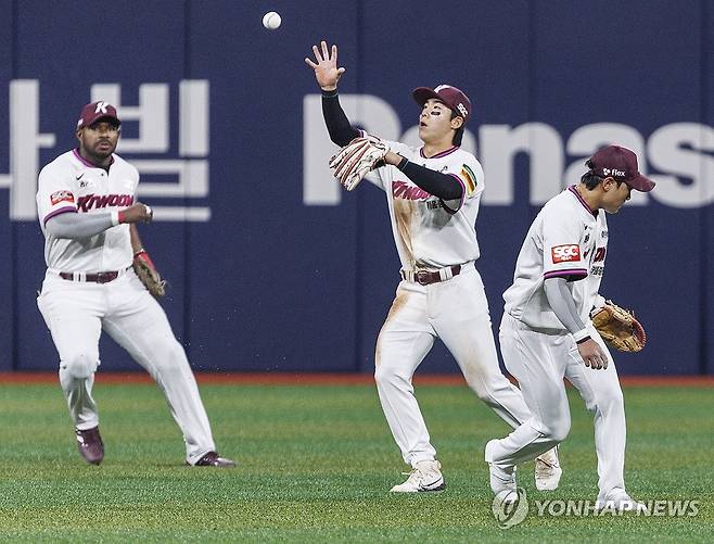 문보경의 타구 놓치는 키움 (서울=연합뉴스) 황광모 기자 = 10일 서울 구로구 고척 스카이돔에서 열린 LG 트윈스와 키움 히어로즈의 경기. 2회초 LG 문보경의 타구를 키움 유격수 김태진과 이주형이 놓치고 있다. 2025.4.10 hkmpooh@yna.co.kr