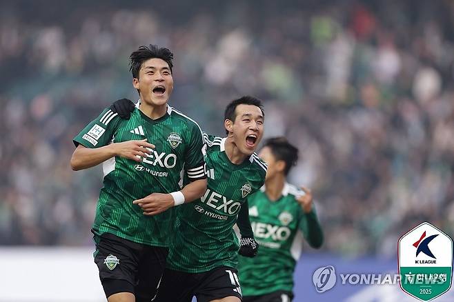 득점 후 환호하는 박진섭 (서울=연합뉴스) 16일 전주월드컵경기장에서 열린 하나은행 K리그1 2025 1라운드 전북 현대와 김천 상무의 경기. 전북 박진섭이 동점골을 넣은 뒤 기뻐하고 있다. 2025.2.16 [한국프로축구연맹 제공. 재판매 및 DB 금지] photo@yna.co.kr