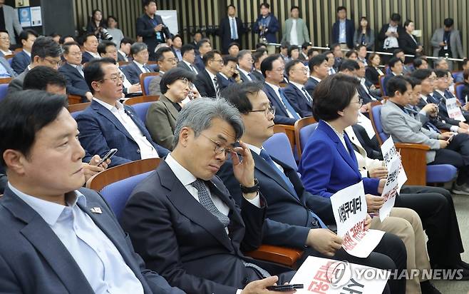 굳은 표정의 민주당 의원들 (서울=연합뉴스) 류영석 기자 = 대법원이 더불어민주당 이재명 대선후보의 공직선거법 위반 혐의 2심 무죄판결을 파기 환송한 1일 서울 여의도 국회에서 열린 민주당 긴급의원총회에서 의원들이 굳은 표정을 짓고 있다.   2025.5.1 ondol@yna.co.kr