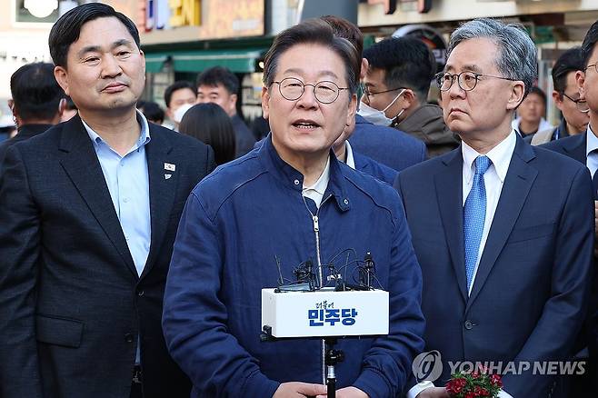 취재진 질문에 답하는 이재명 후보 (인제=연합뉴스) 김주성 기자 = 더불어민주당 이재명 대선 후보가 '골목골목 경청투어' 접경지역 방문 이틀째인 2일 강원도 인제군 원통전통시장에서 주민들을 만난 뒤 취재진의 질문에 답하고 있다. 2025.5.2 utzza@yna.co.kr