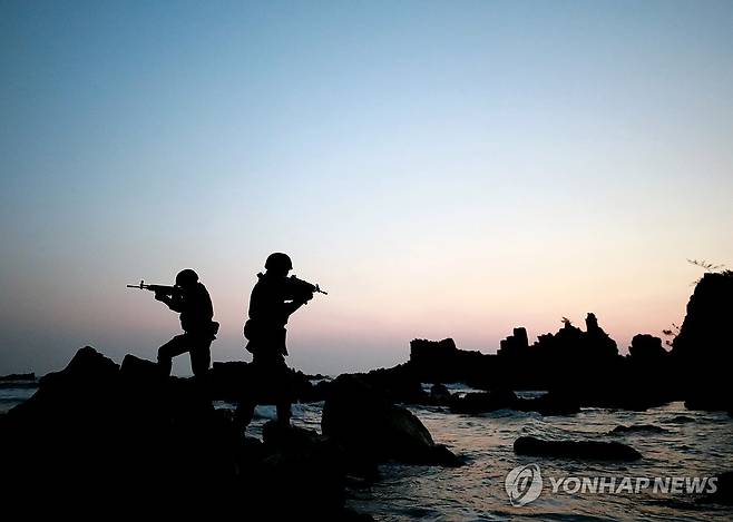 수제선 정찰 나선 육군 23경비여단 기동타격대 [연합뉴스 자료사진]